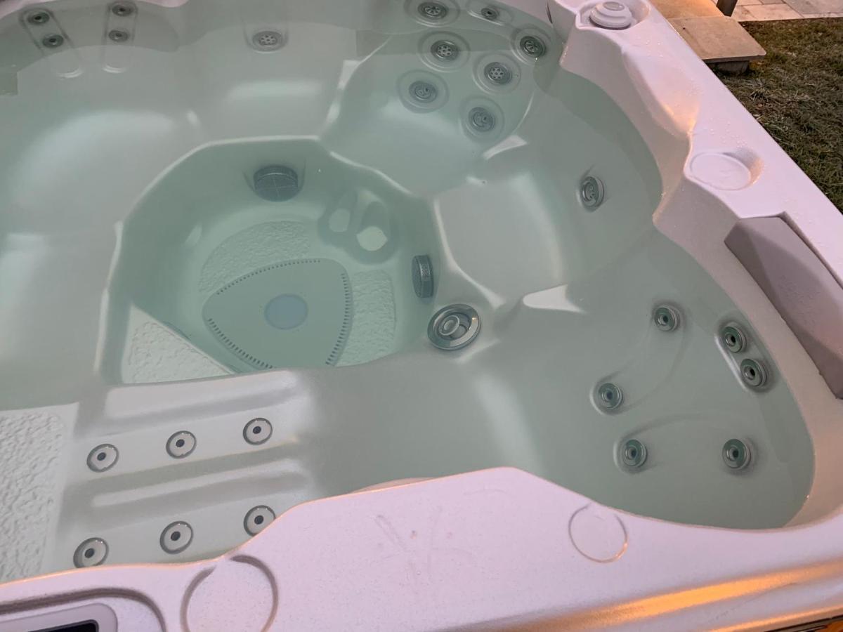 Chez La Rose Luxueuse Cottage Avec Jacuzzi Rouvres-la-Chétive 外观 照片