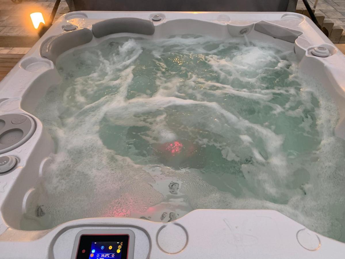 Chez La Rose Luxueuse Cottage Avec Jacuzzi Rouvres-la-Chétive 外观 照片