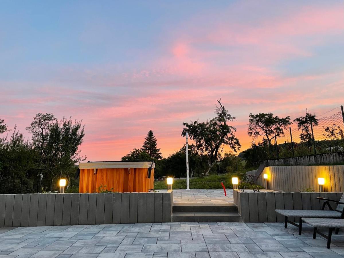 Chez La Rose Luxueuse Cottage Avec Jacuzzi Rouvres-la-Chétive 外观 照片