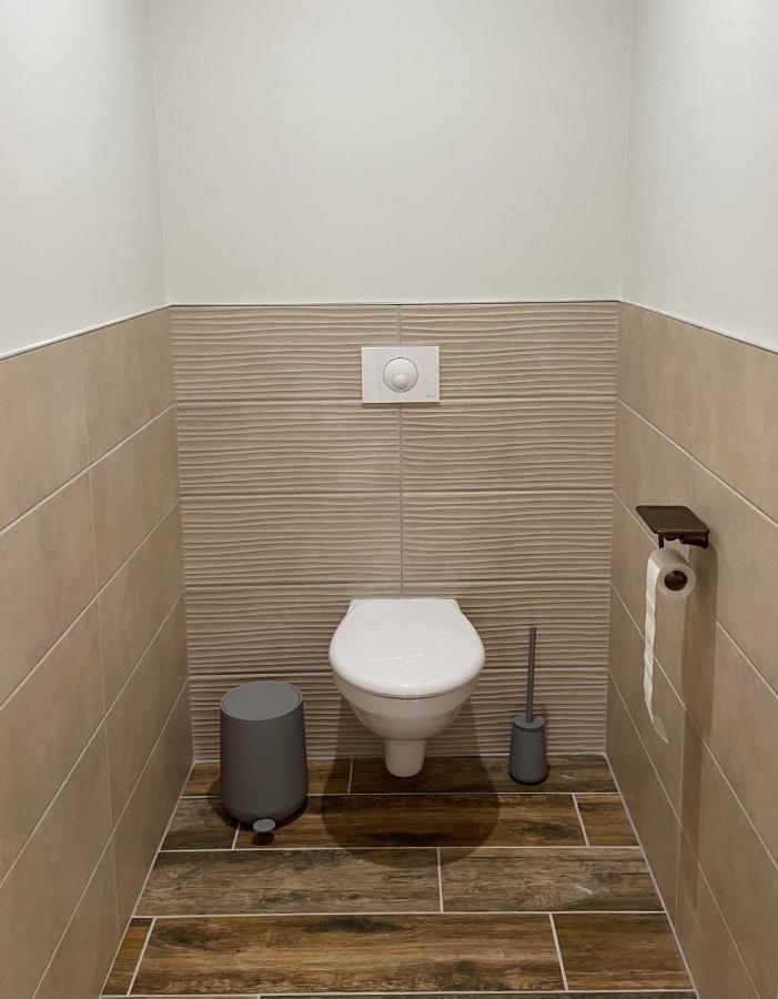 Chez La Rose Luxueuse Cottage Avec Jacuzzi Rouvres-la-Chétive 外观 照片