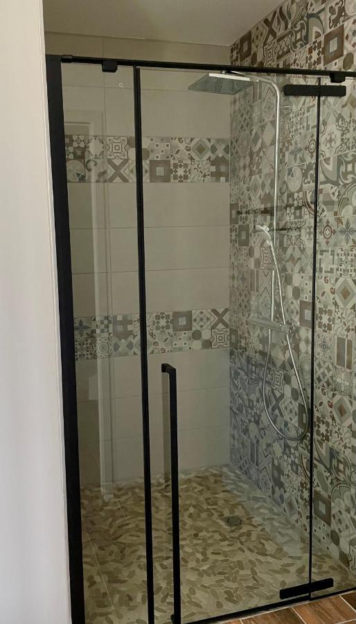 Chez La Rose Luxueuse Cottage Avec Jacuzzi Rouvres-la-Chétive 外观 照片