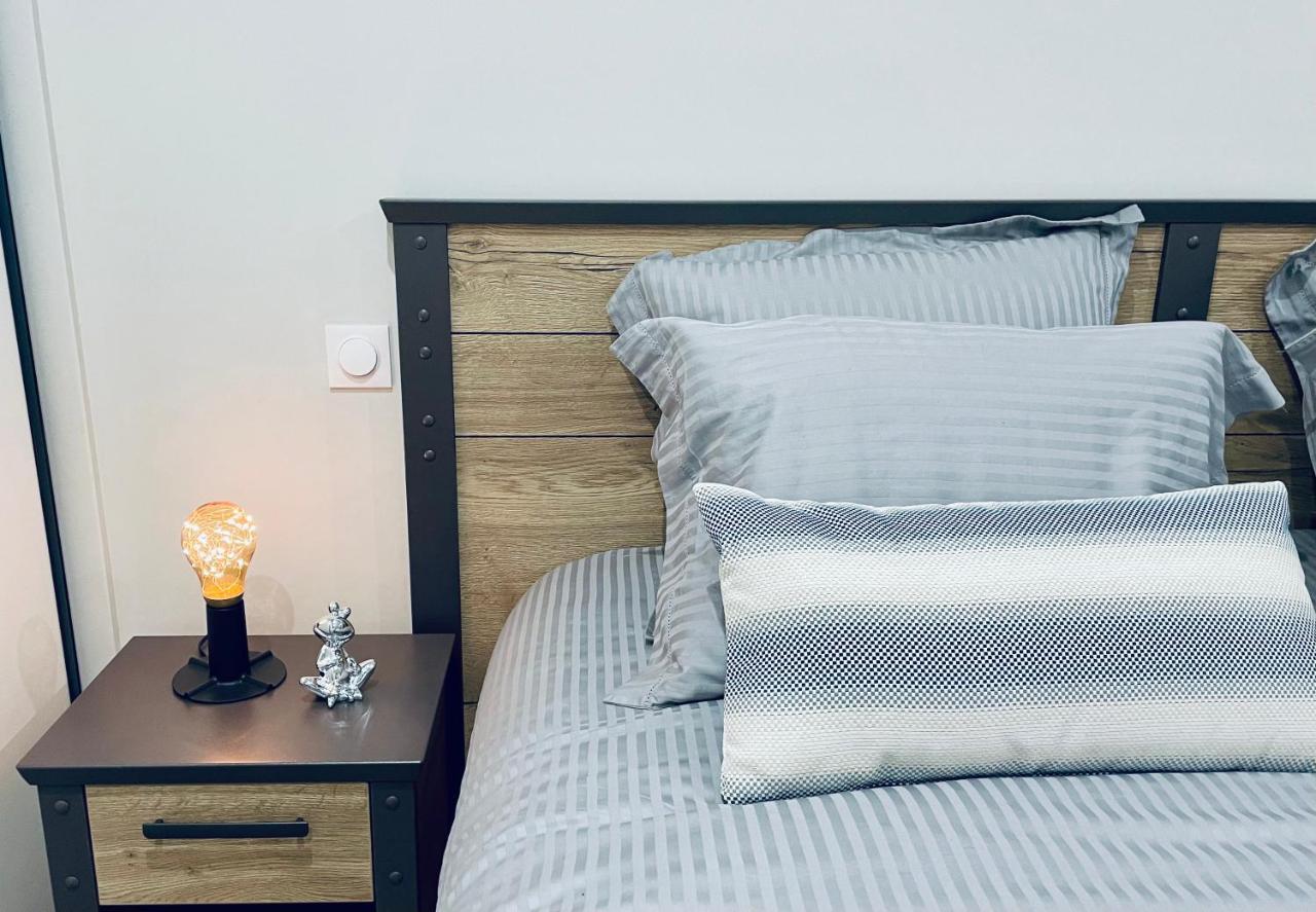 Chez La Rose Luxueuse Cottage Avec Jacuzzi Rouvres-la-Chétive 外观 照片
