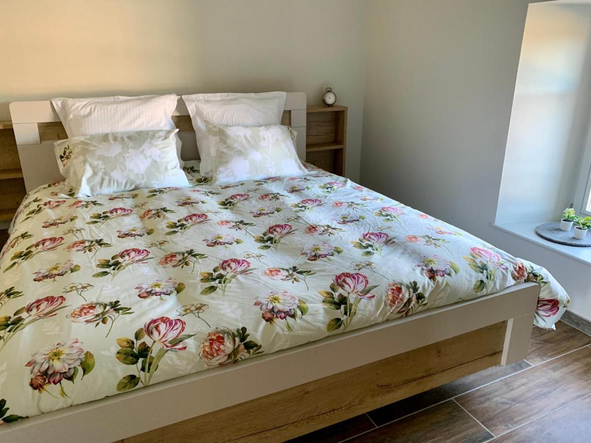 Chez La Rose Luxueuse Cottage Avec Jacuzzi Rouvres-la-Chétive 外观 照片