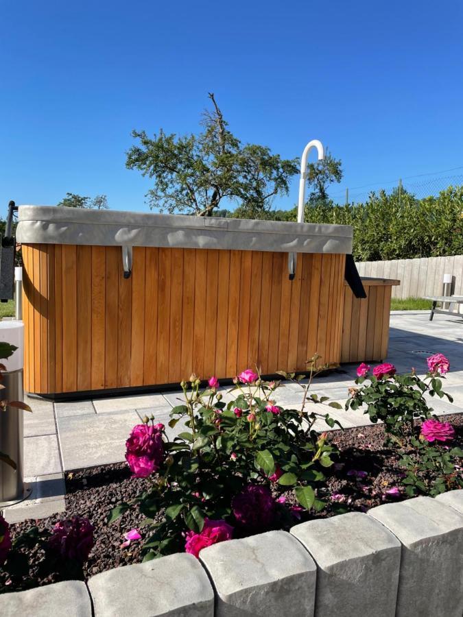 Chez La Rose Luxueuse Cottage Avec Jacuzzi Rouvres-la-Chétive 外观 照片