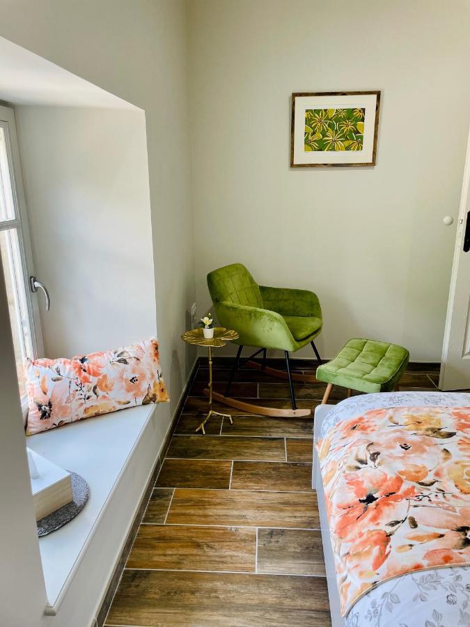 Chez La Rose Luxueuse Cottage Avec Jacuzzi Rouvres-la-Chétive 外观 照片